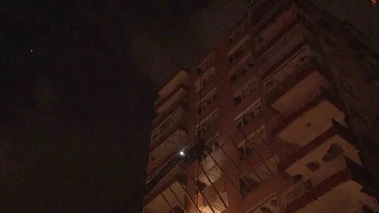 Apartmanın çatısına yıldırım düştü
