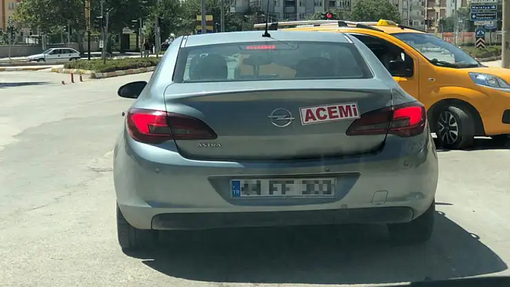 Aracının arkasına 'acemi' yazıp trafiğe çıktı