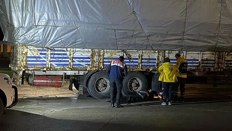 Arızalanan tırı tamir etmek için altına girdi, lastiğin altında kalarak hayatını kaybetti