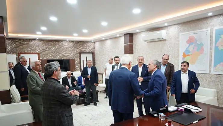 Arvas, vatandaşların taleplerini dinliyor