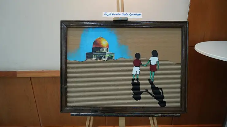 Atık kartonlardan sanat yapıyor
