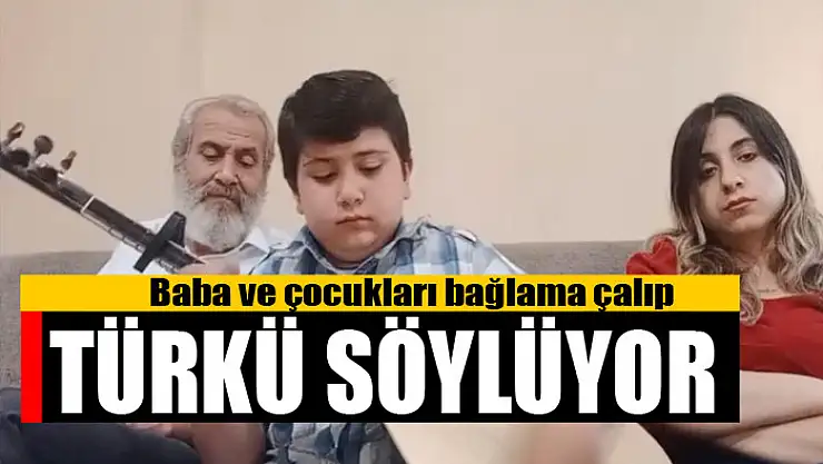 Baba ve çocukları bağlama çalıp türkü söylüyor