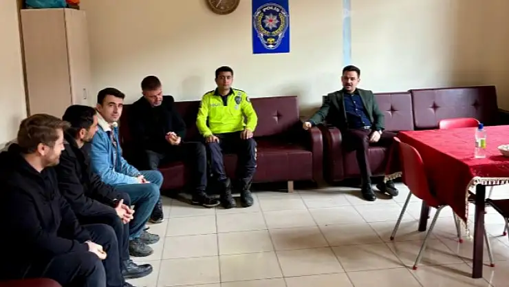 Bahçesaray'da Kaymakamdan polislerle bayramlaşma