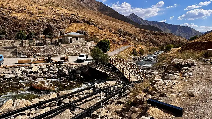 Bahçesaray'da köprü ve seyir terası çalışmaları sürüyor