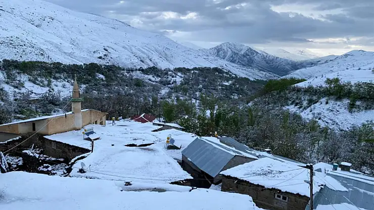 Bahçesaray'da mayıs ayında lapa lapa kar yağdı