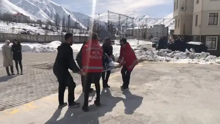 Bahçesaray'da rahatsızlanan kadın Van'a getirildi