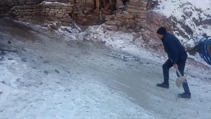 Bahçesaray'da yol tuzlama çalışmaları