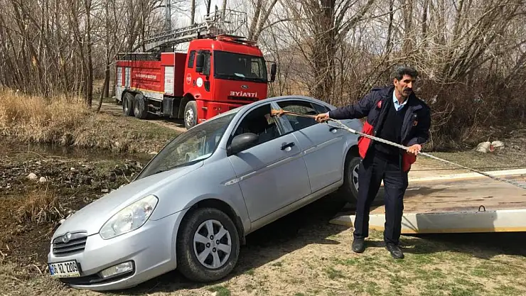 Bahçesindeki yangına yetişmek isterken kaza yaptı