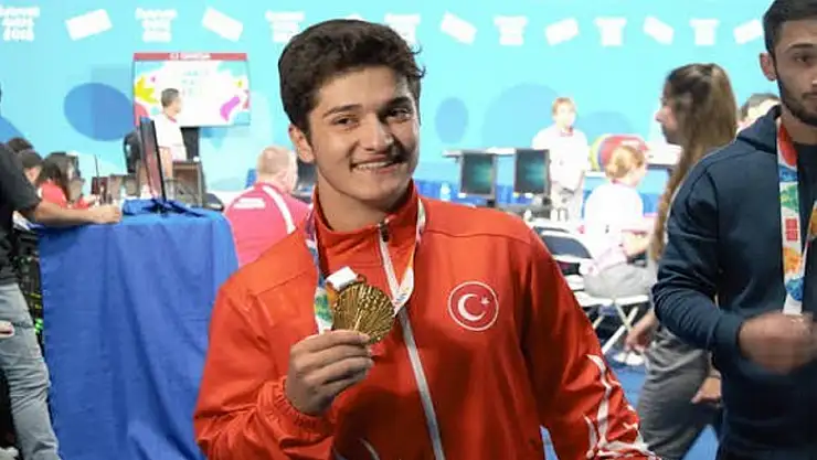 Bakan Bak'tan dünya şampiyonu halterci Muhammed Furkan Özbek'e tebrik