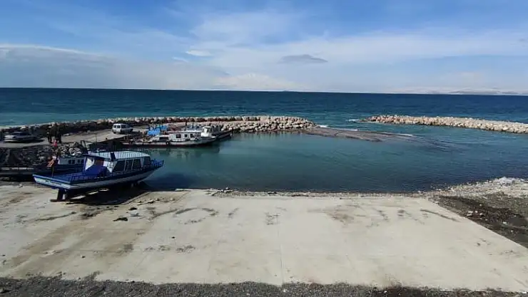 Balıkçı tekneleri limanda mahsur kaldı