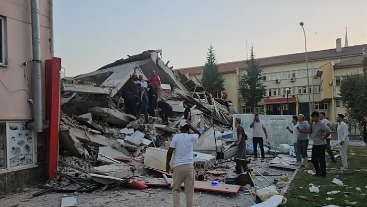 Balıkesir Sındırgı'da 6.1'lik deprem 1 ev yıkıldı ciddi hasar gören yapılar var
