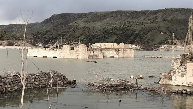 Baraj doldu taştı, eski köy sulara gömüldü