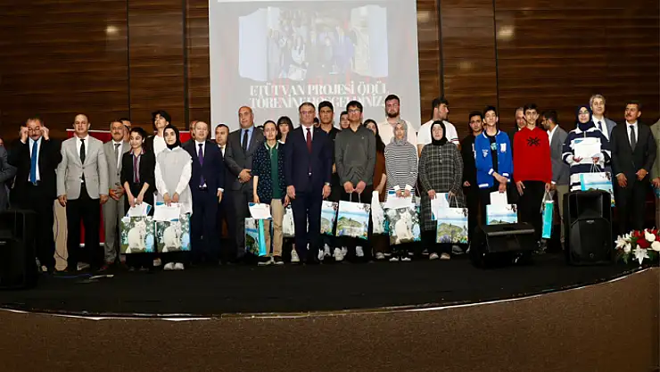 Başarılı öğrenciler ödüllendirildi 