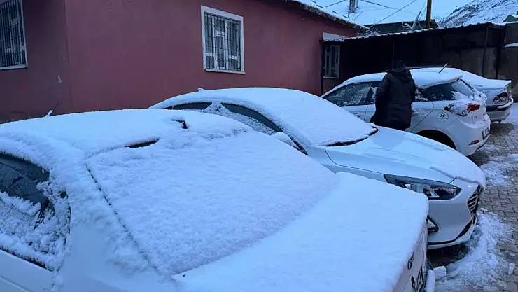 Başkale'de bayram günü kar sürprizi