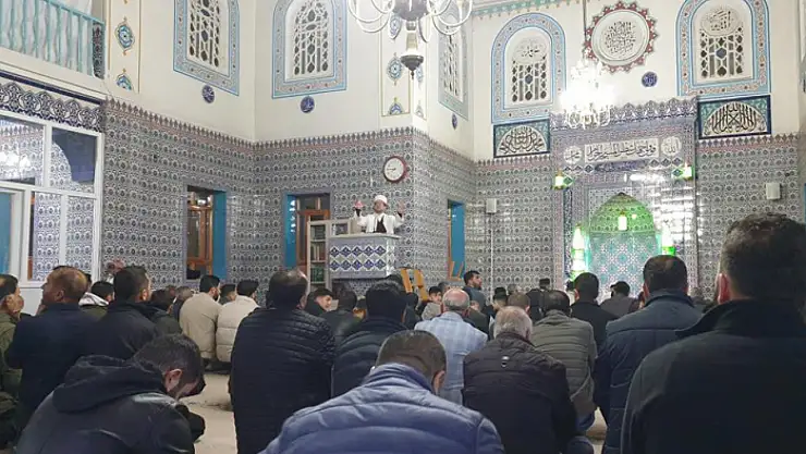 Başkale'de Kadir Gecesi dualarla idrak edildi