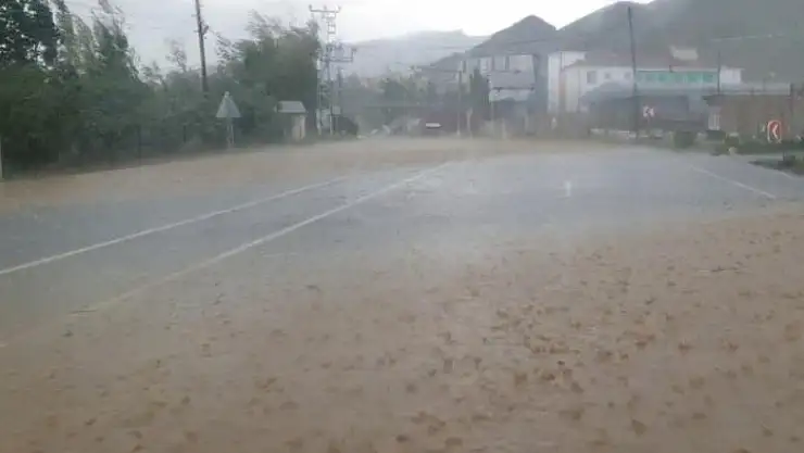 Başkale'de kuvvetli sağanak ve dolu sonrası yollar göle döndü