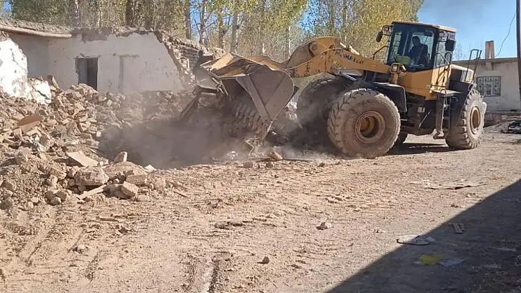 Başkale'de metruk yapıla yıkılıyor