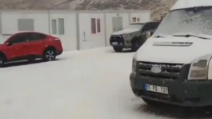 Başkale'de mevsimin ilk karı yağdı