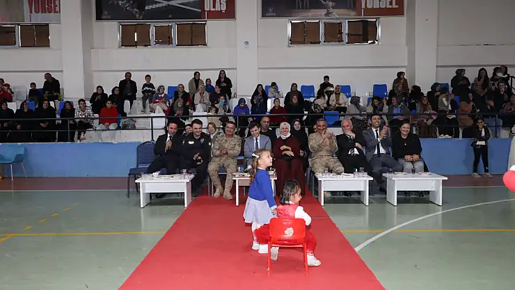 Başkale'de miniklerden Cumhuriyet temalı gösteri