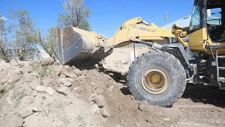 Başkale'de tehlike oluşturan yapılar yıkılıyor