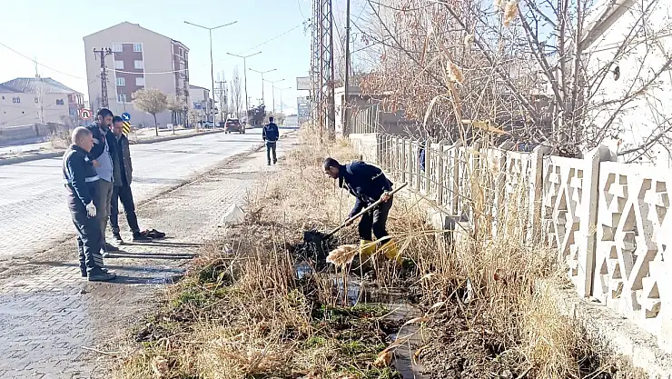 Başkale'de yağmur suyu kanallarında temizlik ve onarım çalışması