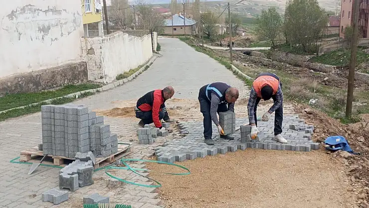 Başkale'de yol çalışmaları sürüyor