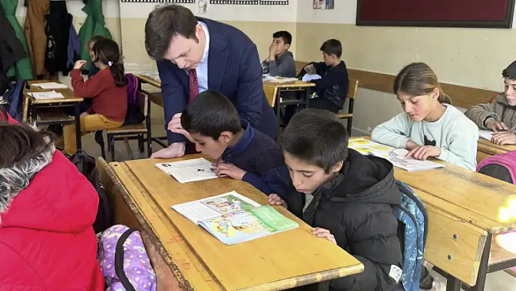 Başkale Kaymakamı eğitim için sahada