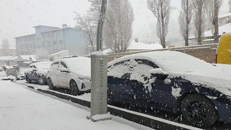 Başkale'ye kış geri geldi ilçe beyaza büründü