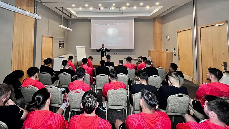 Başkan Kıyak, büyük maç öncesi futbolcularla bir araya geldi