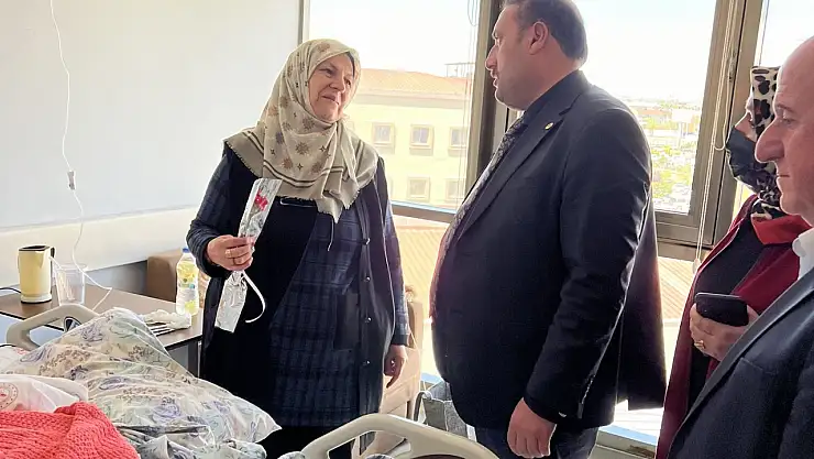 Başkan Öndil hastanedeki anneleri yalnız bırakmadı