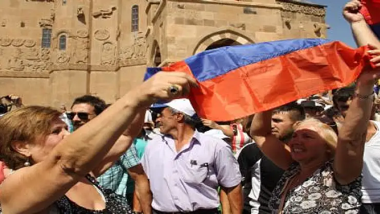 AYİN SONRASI BAYRAK GERGİNLİĞİ