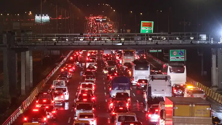 Bayram göçü başladı: Otoyolların kesişim noktasında trafik durdu
