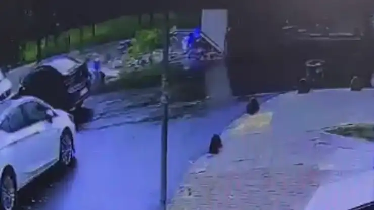 Bayrampaşa'da kamyon devrildi, genç kadın yaralandı: O anlar kamerada