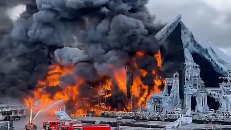 Belçika'daki Tomorrowland müzik festivali öncesinde yangın paniği: Ana sahne küle döndü