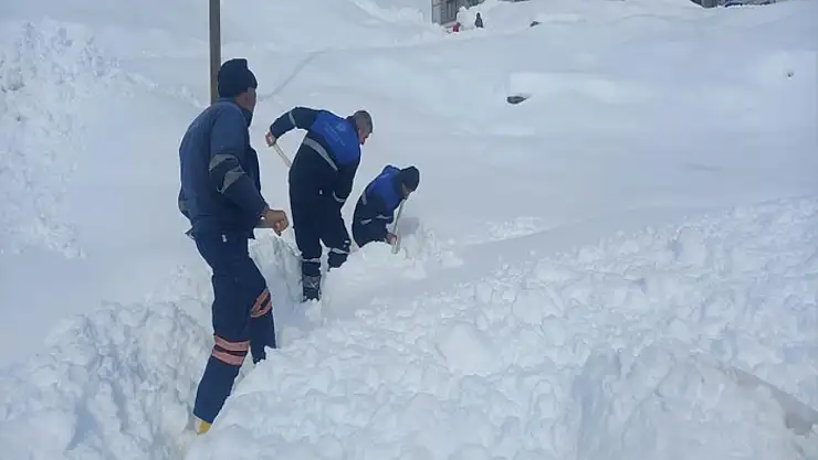 Belediye ekibinin zorlu karla mücadelesi