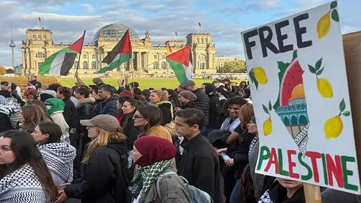 Berlin'de 16 bin kişi Filistin'e destek gösterisinde buluştu