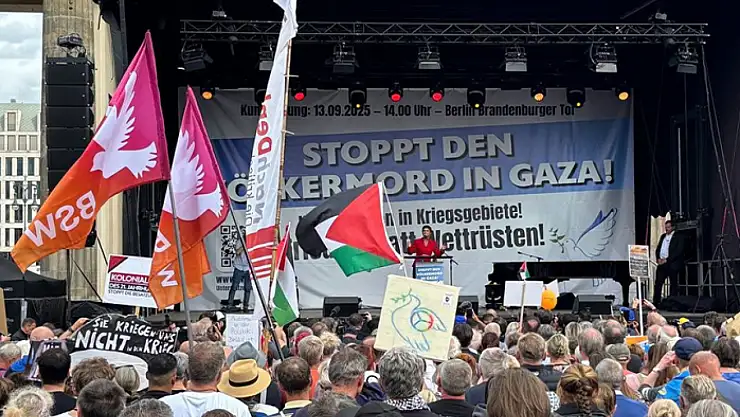 Berlin'de binlerce kişiden Gazze'de Soykırımı Durdurun çağrısı
