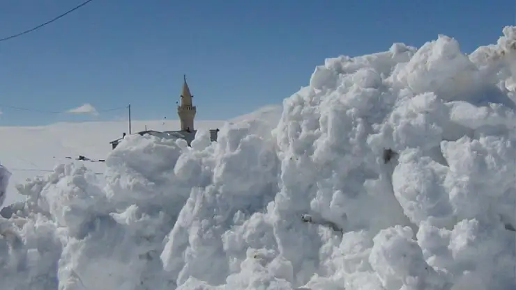 Beyaz esaret devam ediyor... Kar kalınlığı 2 metreyi aştı