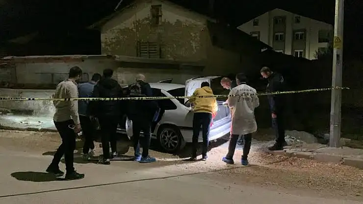 Bıçaklandıktan sonra aracıyla hastaneye giderken kaza yaptı: 1 ölü