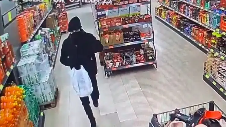 Bir şahıs bıçakla market çalışanını tehdit ederek 200 bin lirayı gasp etti
