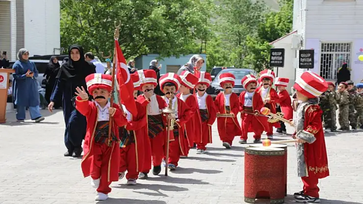 Bitlis'te 4-6 yaş Kur'an kursu öğrencilerinin gösterisi büyük ilgi gördü