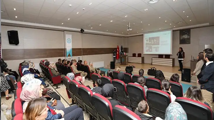 Bitlis'te En İyi Narkotik Polisi Anne semineri düzenlendi