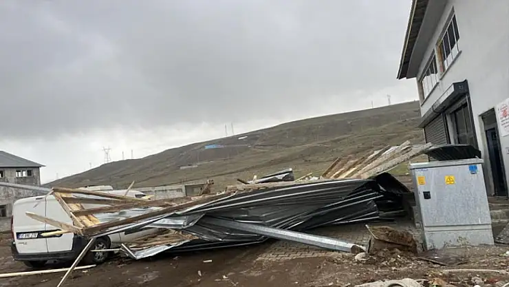Bitlis'te fırtına çatıları uçurdu