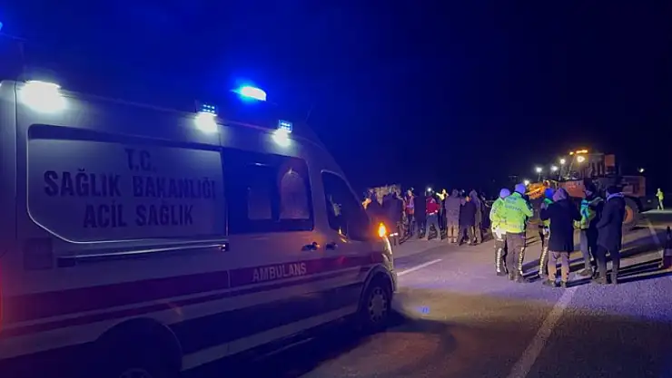 Bitlis'te kaçak göçmen taşıyan tırın gizli bölmesi çöktü