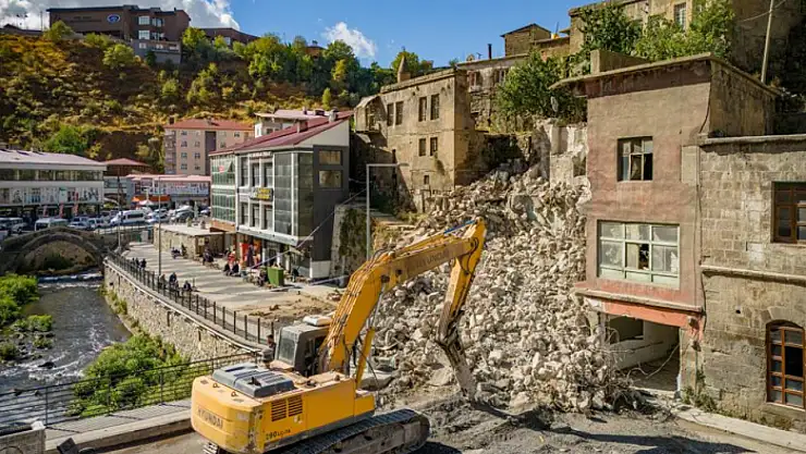 Bitlis'te metruk binalar yıkılıyor