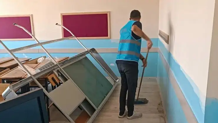 Bitlis'te okullar yükümlülerin elleriyle onarılıp güzelleştiriliyor