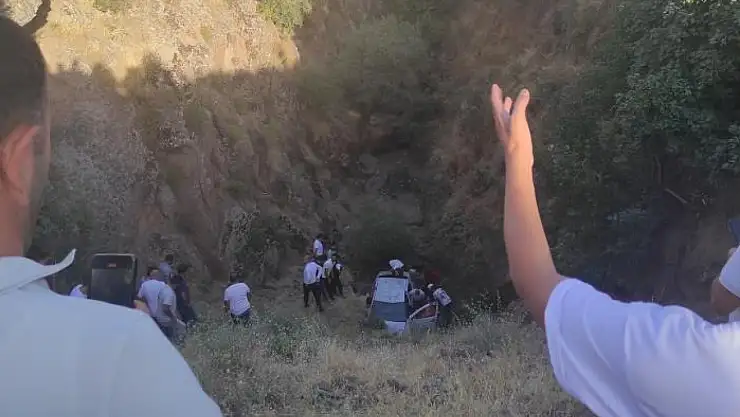 Bitlis'te otomobil uçuruma yuvarlandı