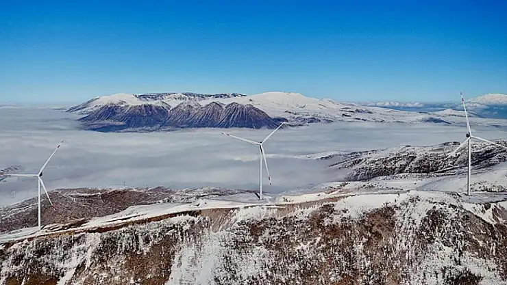 Bitlis'teki rüzgar güllerinin sisli dağlarla görüntüsü mest ediyor