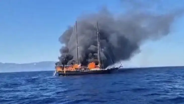 Bodrum'da korku dolu anlar! Ahşap tekne yanarak battı