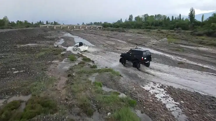 Bol çamurlu derede off road